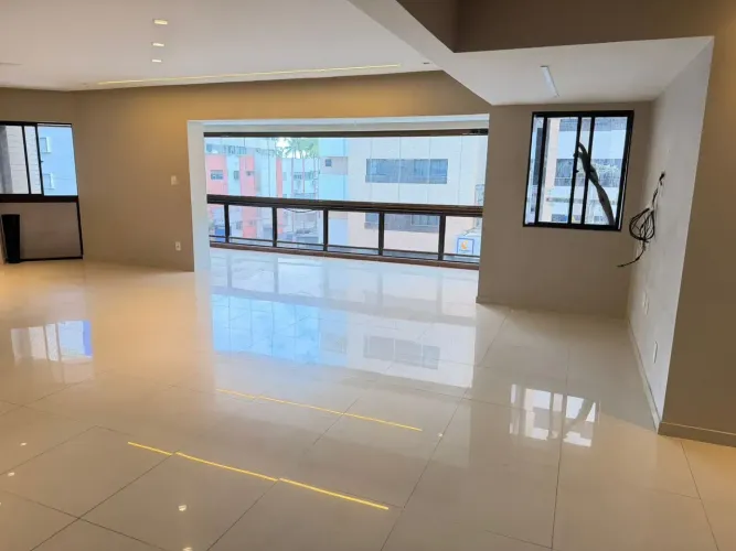 Imóvel para venda possui 213 metros quadrados com 4 quartos em Ponta Verde - Maceió - AL