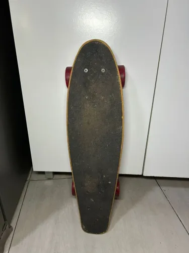 Vendo skate semi novos, pequeno 200 reais usados apenas 2vezes, e skate grande 100 reias
