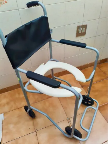 Vendo cadeira de banho e higiênica.