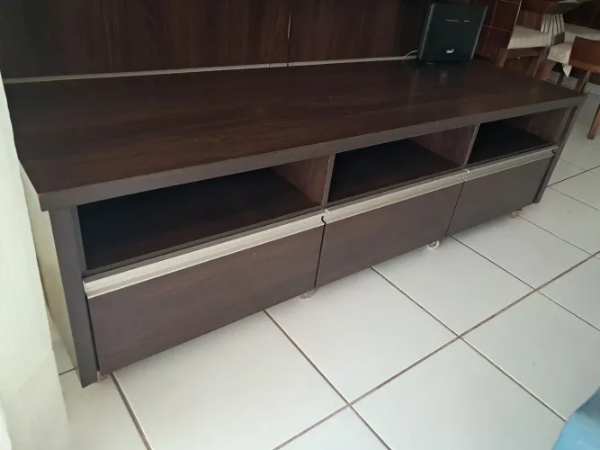 Rack para Sala / Painel - Madeira Escura com Rodinhas e Gavetões - Excelente Estado