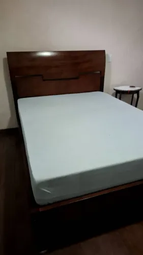 Vendo cama de madeira de lei maciça ( antiguidade) com colchão e 2 mesinhas