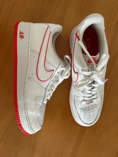 Tênis Nike Air Force 1 Original - Branco com detalhes laranja - Nº 42