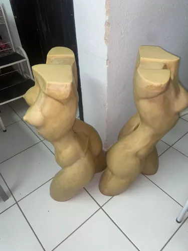 Aparador em bustos femininos com tampo de vidro em bisotê