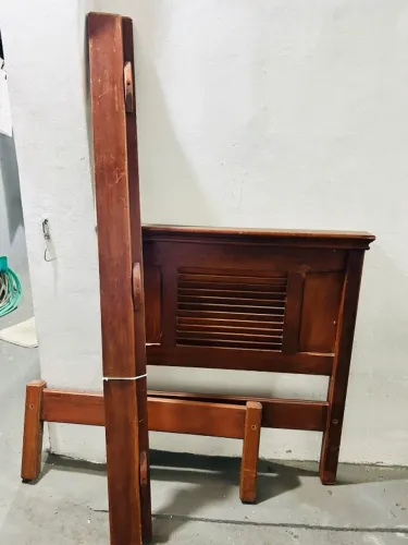 Cama de solteiro em madeira! Precisa fazer o estrado.