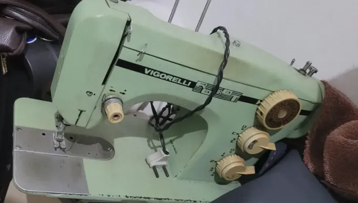 maquina de costura vigoreli robot antiga com mesa nao sei se esta funcionando