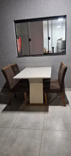 Jogo de mesa com 4 cadeiras estofadas 