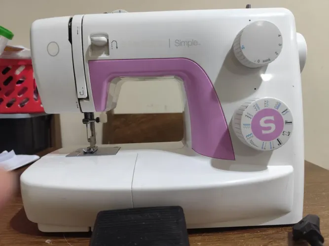 MáquinMáquina de Costura Portátil Singer Simple (Com Pedal e Acessórios)a de costura