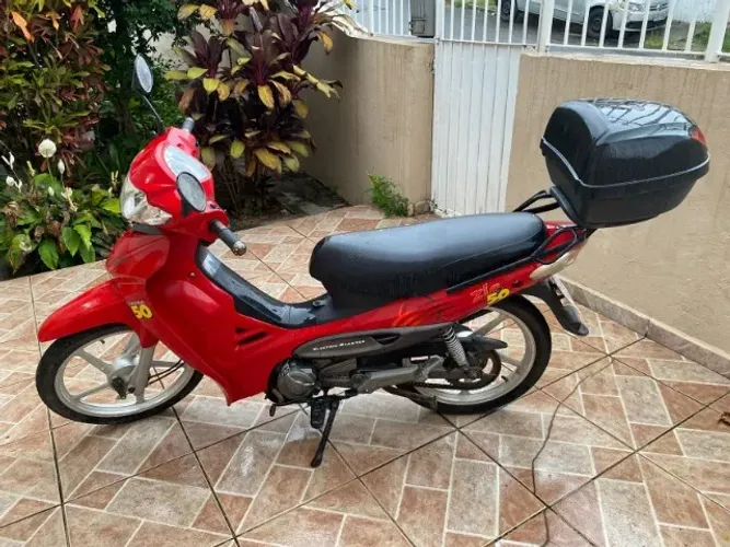 Dafra 50 com Baú