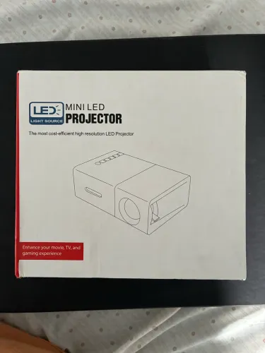 Mini Projetor LED Q1 - Compacto, Ideal para Filmes e Jogos
