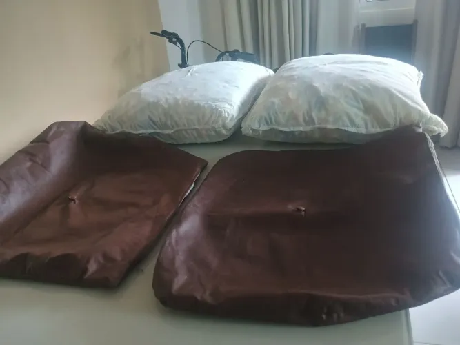 Almofadas grande em corino são as duas 