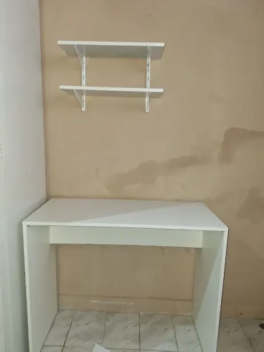 Mesa pra estudo com prateleiras 