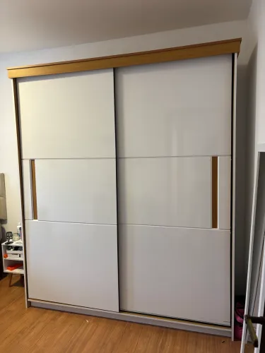 Armário guarda-roupa