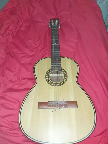 Violão em bom estado