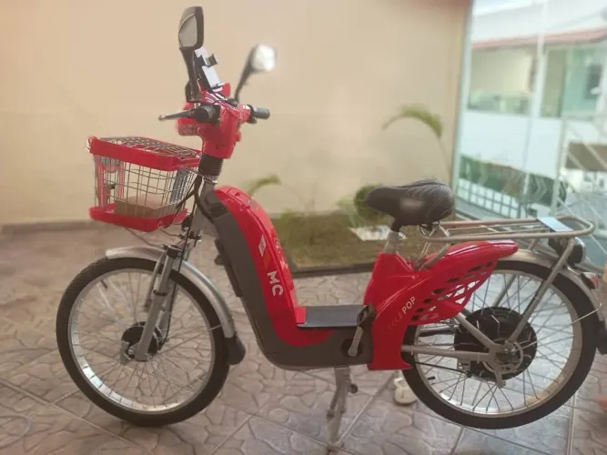 Bicicleta elétrica vermelha ano 2024
