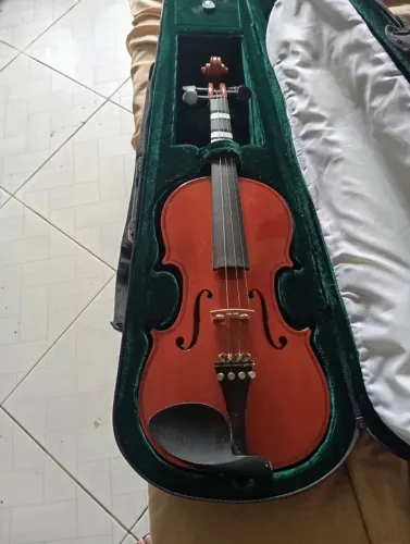 Vendo Violino Michael, novo, com capa e arco.
