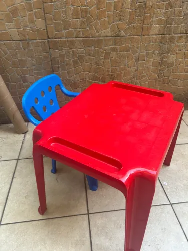 Mesa e cadeira de plástico infantil