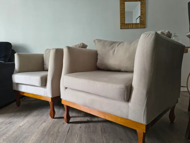 Poltronas de linho e madeira maciça