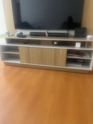 Vende-se rack duas portas e quatro prateleiras