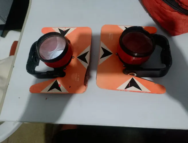  02 Prismas para topografia Teodolitos <br><br>400 reais