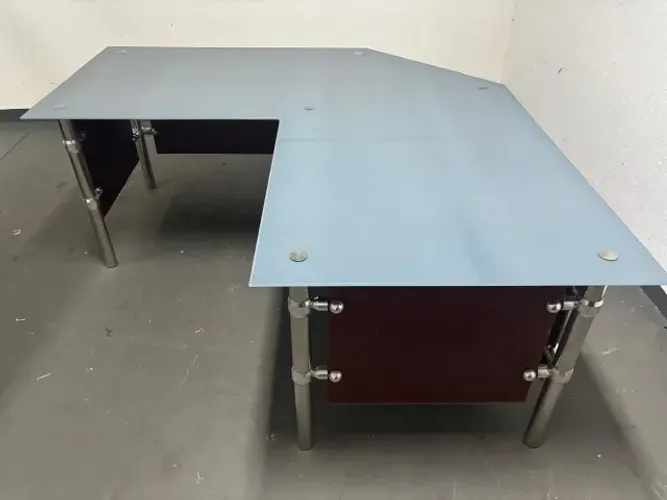 Mesa de escritório em formato "L", ideal para escritórios, home office ou consultóri