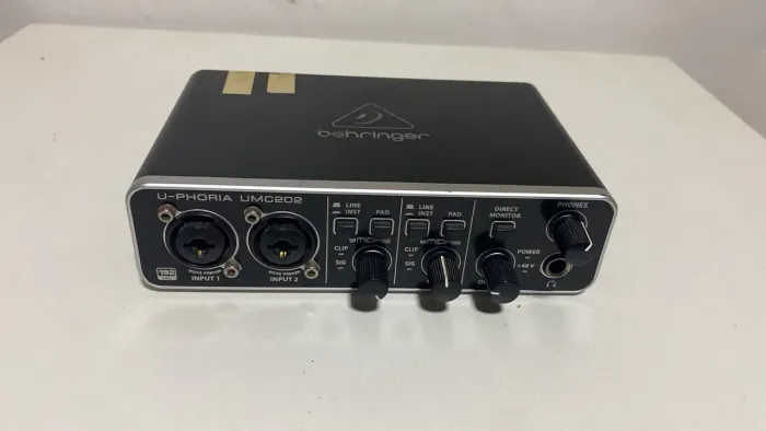 Interface de Áudio Behringer U-Phoria UMC202 - Excelente Estado