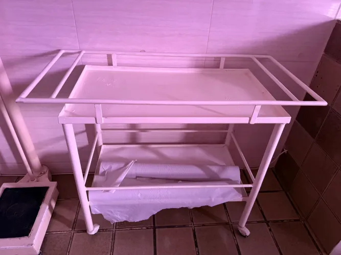 Mesa de suporte móvel (4 rodas) em cor branca