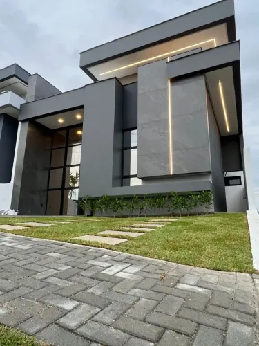 Casa de alto padrão no Skyville com energia solar e banheira de hidromassagem.