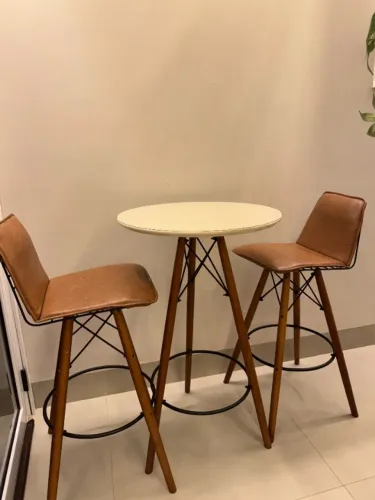 Bistrô com 2 banquetas