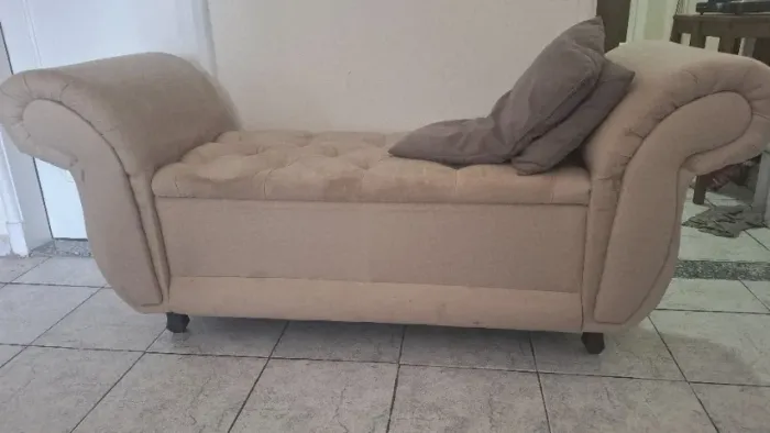 Divã/recamiê com baú estofado em linho