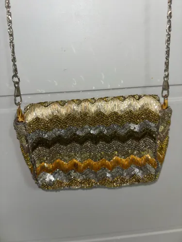 Esta bolsa é um modelo de clutch ou bolsa de ombro compacta,