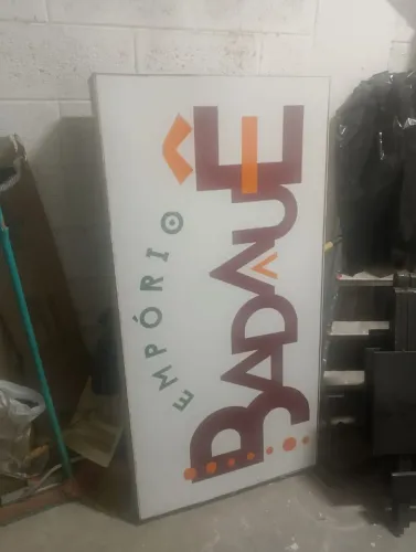 Letreiro luminoso ou placa luminosa para comércio 