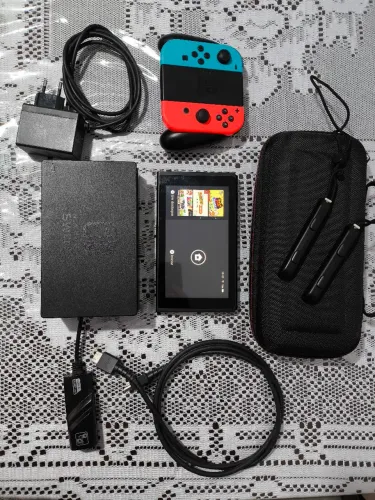 Nintendo Switch V2 + MicroSD 256GB - Excelente Estado (Possui marcas de uso)