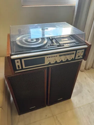 Sanyo Vintage - Console Estéreo com Toca-Discos + Caixas de Som