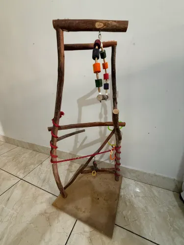Playground Poleiro para Aves em Madeira Natural com Brinquedos