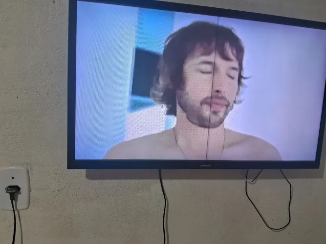 Vendo essa tv por 150 smart Samsung ela ta em ordem só ta com essa linha no meio.
