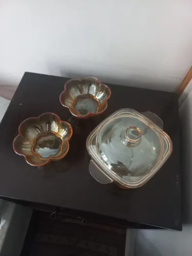 Refratário com tampa e 2 tigelas formato de flor