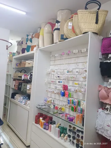 Passando loja de moda praia.