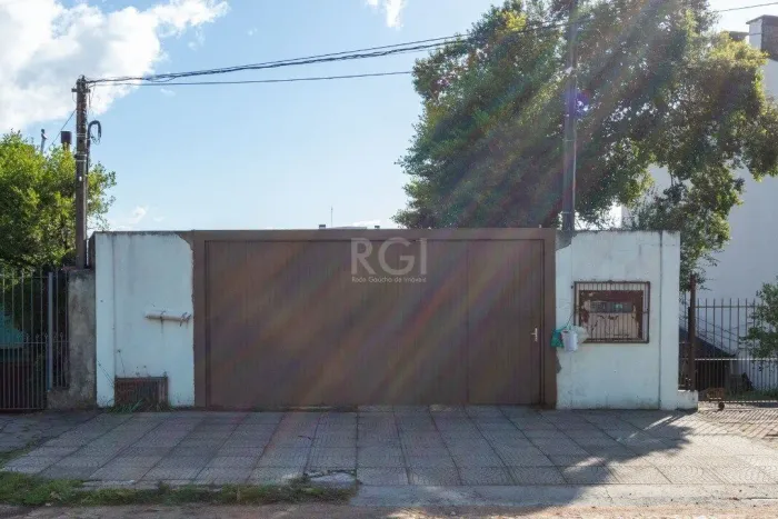 Casa para Venda - 240m², 6 dormitórios, sendo 3 suites, 2 vagas - Glória