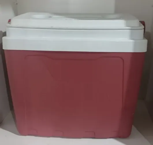 Cooler de 30 litros, vermelho.