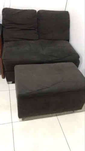 Sofá dois lugares e puff para os pés