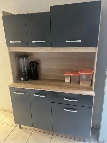 Armários de cozinha conservado.