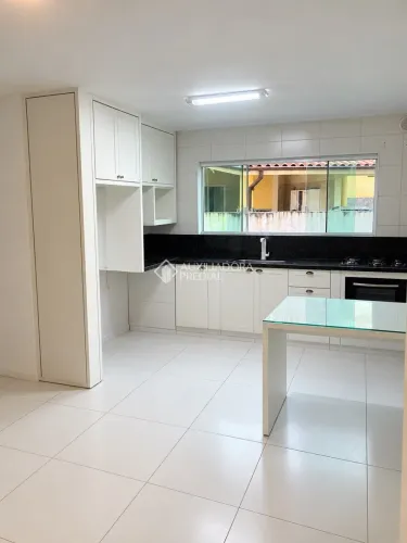 Apartamento térreo, confortável e funcional, disponível para aluguel anual no bairro Caria