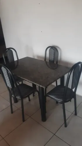 Mesa c quatro cadeiras, sofá 3 lugares e cadeiras com puf