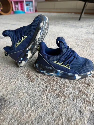 Tenis Adidas infantil - tamanho 6.5 US