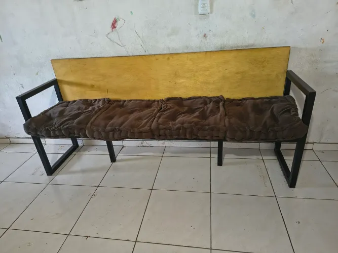 Sofá estilo industrial usado com almofadas removíveis 