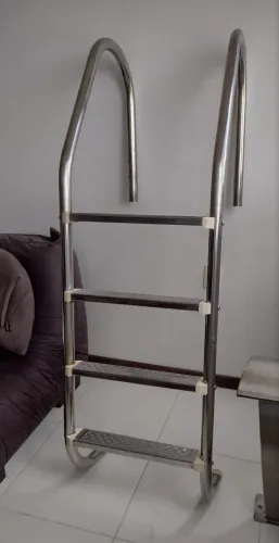 Escada para piscina em inox 