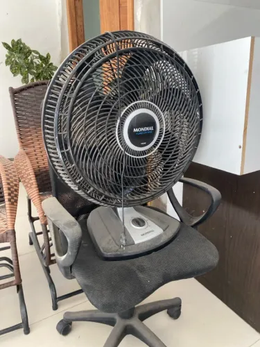 Pacote de 2 mesas para escritório, 2 cadeiras e um ventilador.