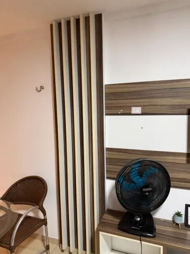 Painel com rack e ripado