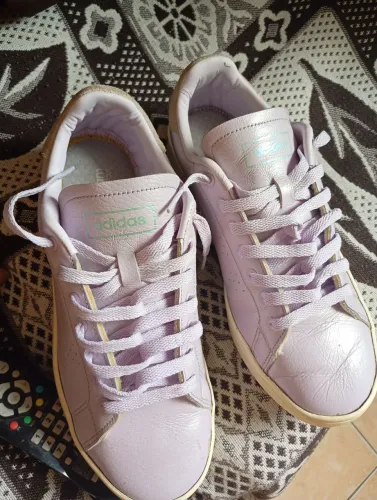 Tênis Adidas o preferido das influênciadoras,em couro, tamanho 38.