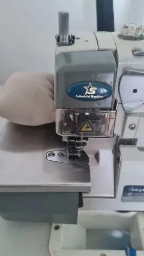 Máquina overlock industrial Semi nova, super silenciosa